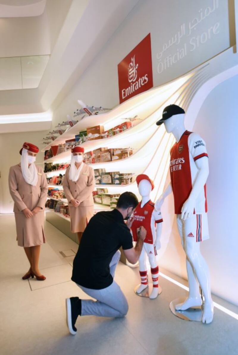 Arteta signs Arsenal jerseys at the pavilion.