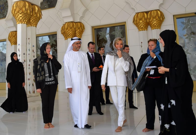 Brigitte Macron, the wife of the French president, visits the Sheikh Zayed Grand Mosque in Abu Dhabi on November 9, 2017.  / AFP PHOTO / Giuseppe CACACE