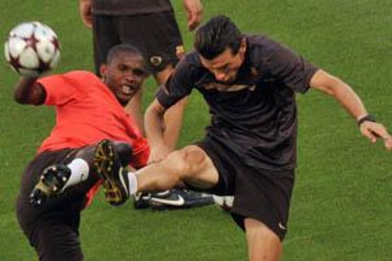 Barcelona's Cameroonian attacker Samuel Eto'o (L) takes part in a training session at the Olympic stadium in Rome on May 26, 2009 on the eve of the Champions League final between Barcelona and Manchester United. It promises to be a battle royal between two teams at the peak of their powers and includes a sub-battle between arguably the world's best two attacking players who can terrorise defences on their day.<br />  AFP PHOTO / CARL DE SOUZA *** Local Caption ***  037614-01-08.jpg