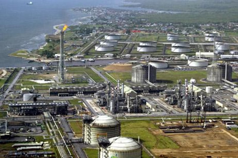 (FILES) This file picture taken on May 18, 2005 shows Shell Oil's oil and gas terminal on Bonny Island in southern Nigeria's Niger Delta. Anglo-Dutch oil group Shell said on February 1, 2010 it had shut in some quantities of oil production in southern Nigeria after a key supply pipeline was vandalised by unknown persons.  AFP PHOTO / PIUS UTOMI EKPEI *** Local Caption ***  755791-01-10.jpg