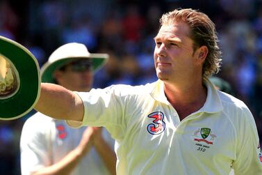 (FILES) In this file photograph taken on January 5, 2007, retiring Australian spin bowler Shane Warne raises his hat to members of the crowd after winning the final Ashes cricket match against England at The Sydney Cricket Ground (SCG) in Sydney.  - Australia cricket great Shane Warne, widely regarded as one of the greatest Test players of all time, has died of a suspected heart attack aged 52, according to a statement from his management company on March 4, 2022, Warne's management said the retired leg-spinner died in Koh Samui, Thailand.  (Photo by David HANCOCK  /  AFP)