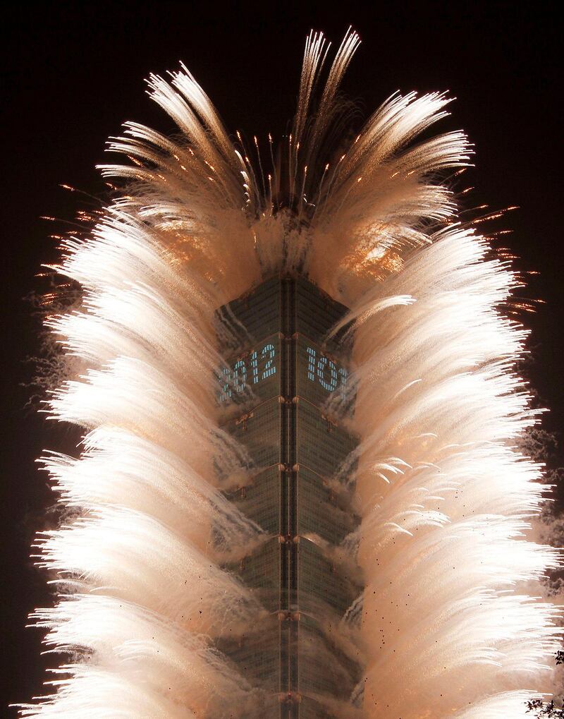 Fireworks explode from Taiwan's tallest skyscraper Taipei 101 during New Year celebrations in Taipei January 1, 2012. REUTERS/Shengfa Lin (TAIWAN - Tags: SOCIETY ANNIVERSARY) *** Local Caption ***  TAI01_TAIWAN-_1231_11.JPG