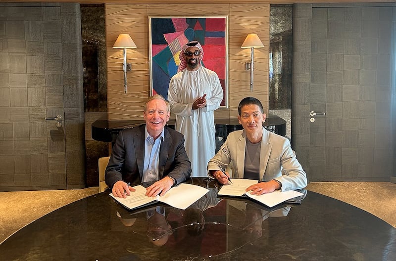 Sheikh Tahnoun bin Zayed, Deputy Ruler of Abu Dhabi and chairman of G42, witnesses the signing ceremony between Peng Xiao, group chief executive of G42, right, and Brad Smith, vice chairman and president of Microsoft. Photo: G42