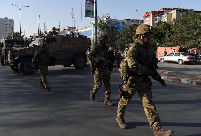 British soldiers arrive to inspect the site of a car bomb in Kabul on August 22, 2015. A suicide car bomb apparently targeting a foreign forces convoy killed three people in downtown Kabul on August 22, officials said, underlining the precarious security situation in the Afghan capital following a recent wave of fatal bombings. AFP PHOTO / WAKIL KOHSAR (Photo by WAKIL KOHSAR / AFP)