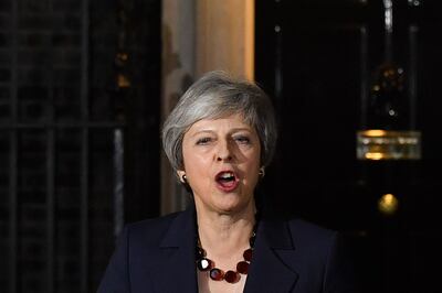 Britain's Prime Minister Theresa May gives a statement outside 10 Downing Street in London on November 14, 2018, after holding a cabinet meeting where ministers were expected to either back the draft bexit deal or quit. British Prime Minister Theresa May defended her anguished draft divorce deal with the European Union on Wednesday before rowdy lawmakers and a splintered cabinet that threatens to fall apart. / AFP / Ben STANSALL
