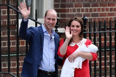 (FILES) In this file photo taken on April 23, 2018 Britain's Prince William, Duke of Cambridge (L) and Britain's Catherine, Duchess of Cambridge aka Kate Middleton show their newly-born son, their third child, to the media outside the Lindo Wing at St Mary's Hospital in central London.  
Prince William and Kate named their baby son Louis Arthur Charles, Kensington Palace announced on April 27. / AFP PHOTO / Isabel INFANTES