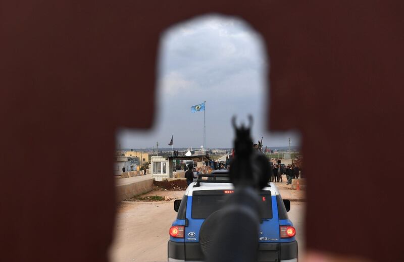 A picture taken on February 20, 2018 through the turret of a gun mounted on a vehicle shows a convoy of pro-Syrian government fighters arriving in Syria's northern city of Afrin.
Kurdish forces said in a statement on February 20 that pro-regime fighters deployed to Syria's Afrin region will take up positions and "participate in defending the territorial unity of Syria and its borders", countering Turkey's offensive on the area. / AFP PHOTO / George OURFALIAN