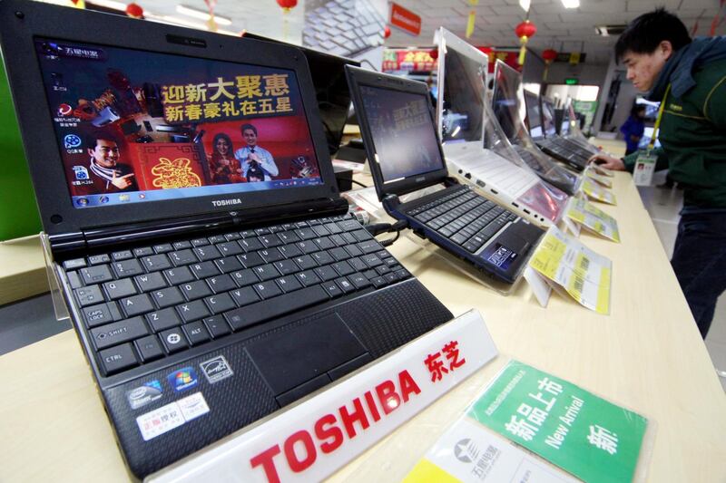 --FILE--A customer shops for Toshiba laptop computers at a home appliance store in Nantong city, east Chinas Jiangsu province, 28 January 2011.

China is set to surpass the U.S. in PC shipments either this year or the next, according to market estimates by analysts.No Use China. No Use France.
