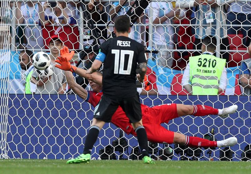 Soccer Football - World Cup - Group D - Argentina vs Iceland - Spartak Stadium, Moscow, Russia - June 16, 2018   Iceland's Hannes Por Halldorsson saves a penalty taken by Argentina's Lionel Messi    REUTERS/Albert Gea     TPX IMAGES OF THE DAY