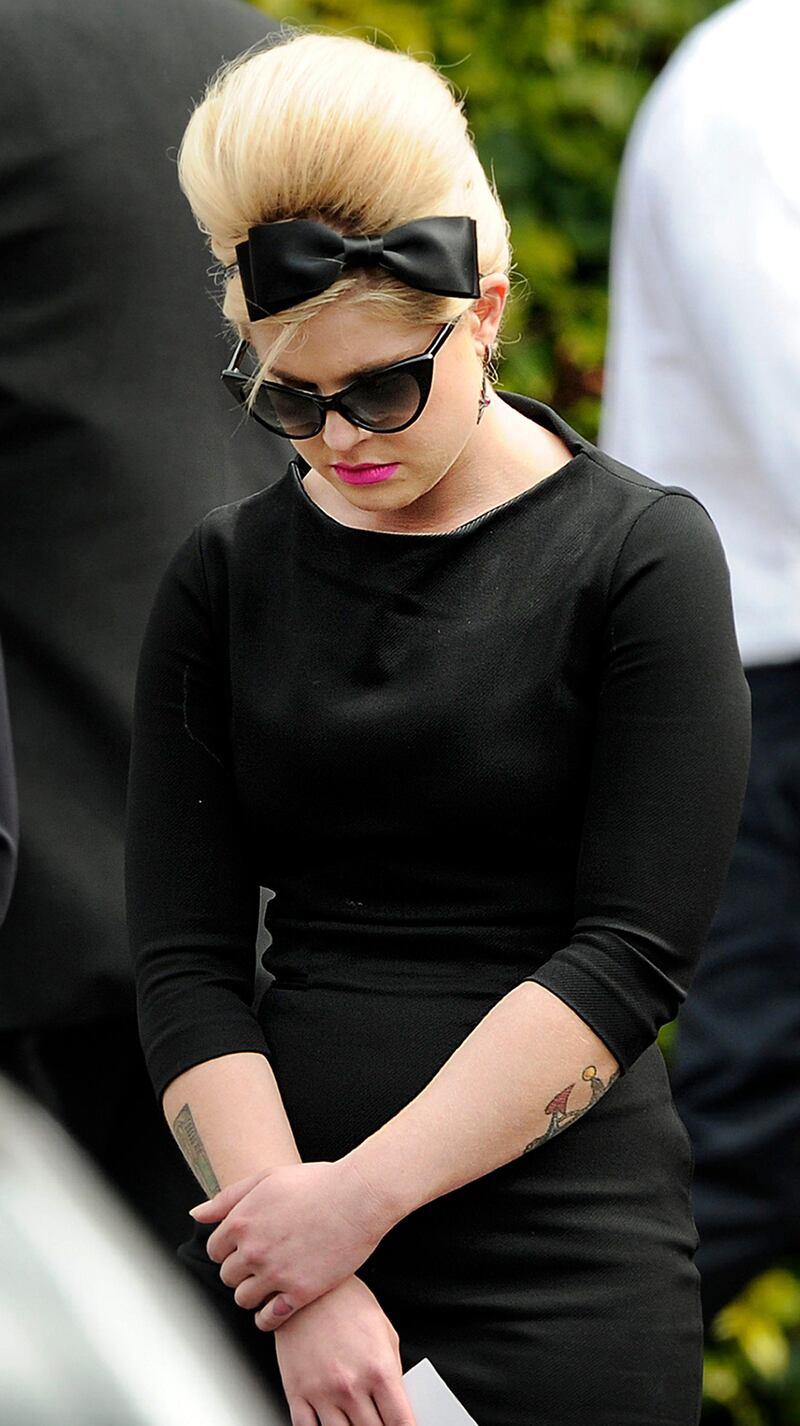Kelly Osbourne, a friend of late British singer Amy Winehouse, leaves after a cremation ceremony for her friend in north London, on July 26, 2011. Amy Winehouse's family, friends and fans paid their last respects to the troubled British soul singer at her funeral on Tuesday, three days after the 27-year-old was found dead at her London home. AFP PHOTO/BEN STANSALL
 *** Local Caption ***  496848-01-08.jpg