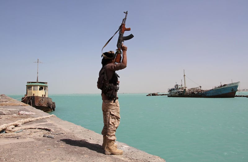 (FILES) In this file photo taken on February 08, 2017, a member of the pro-government forces raises his weapon in the port of the western Yemeni coastal town of Mokha as the Saudi-backed troops advance in a bid to try to drive the Shiite Huthi rebels away from the Red Sea coast.  Saudi Arabia has temporarily halted all oil shipments through a key waterway after Yemen's Iran-aligned Huthi rebels attacked two crude vessels, officials said on July 25, 2018. / AFP / SALEH AL-OBEIDI
