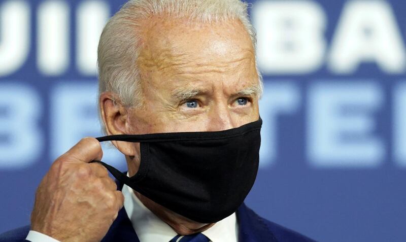 Democratic U.S. presidential candidate and former Vice President Joe Biden removes his protective face mask as he speaks about his economic recovery plan to revive the coronavirus-battered U.S. economy during a campaign event in New Castle, Delaware, U.S., July 21, 2020. REUTERS/Kevin Lamarque