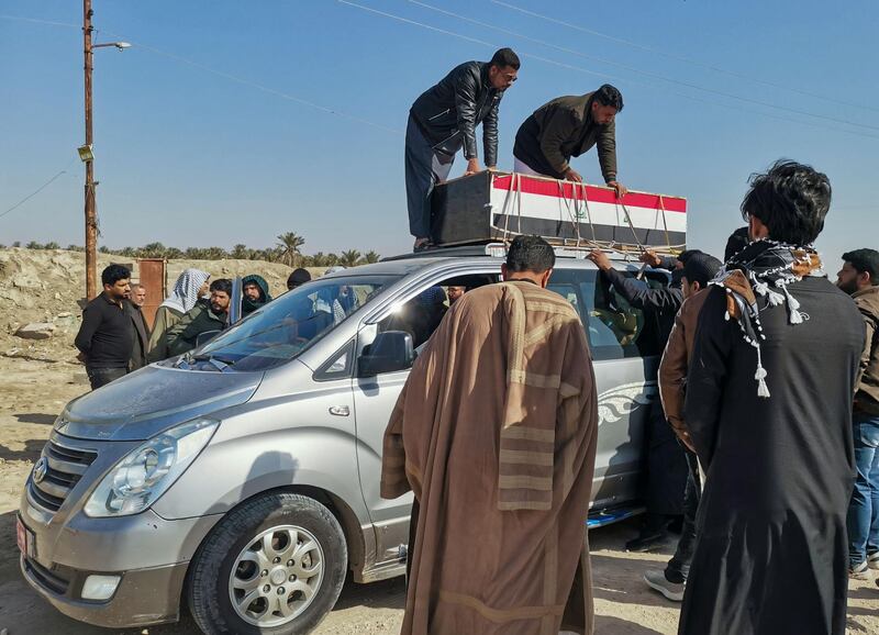 Iraqi mourners arrive in a funerary convoy transporting the body of a member of the Hashed al-Shaabi force for burial in the southern city of Nasiriyah in the Dhi Qar province, on January 24, 2021, a day after he was killed in an ambush north of the capital. At least 11 fighters from Iraq's state-sponsored Hashed al-Shaabi force were killed in an ambush by the Islamic State group January 23, Hashed security sources said. The jihadists used light weapons and the cover of darkness to target the Hashed east of Tikrit, the capital of Iraq's Salahaddin province, two days after a twin suicide attack claimed by the group killed 32 people in Baghdad. / AFP / Asaad NIAZI
