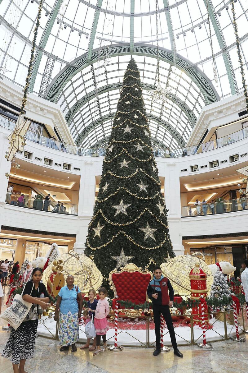 DUBAI , UNITED ARAB EMIRATES , DEC 21  – 2017 :-  People taking their photos with Christmas decoration at Mall of the Emirates in Dubai.  (Pawan Singh / The National) 