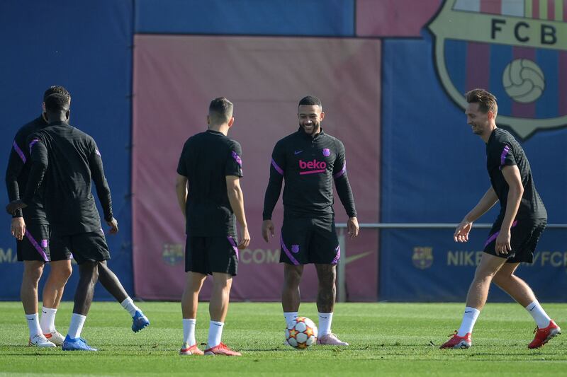 Memphis Depay takes part in Barca's training. AFP
