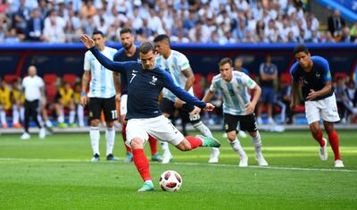 Soccer Football - World Cup - Round of 16 - France vs Argentina - Kazan Arena, Kazan, Russia - June 30, 2018  France's Antoine Griezmann scores their first goal from the penalty spot   REUTERS/Dylan Martinez