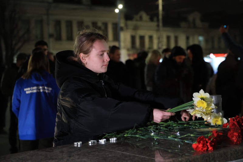 Laying flowers in memory of the Moscow victims, in Simferopol. AFP