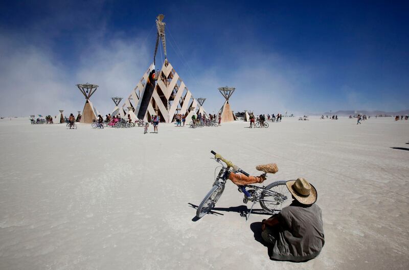 A participant looks at the effigy made in the form of a man, to be burned during the Burning Man "Rites of Passage" arts and music festival in the Black Rock desert of Nevada, August 31, 2011. More than 50,000 people from all over the world have gathered at the 25th edition of the sold-out festival REUTERS/Jim Bourg (UNITED STATES - Tags: SOCIETY ENTERTAINMENT) FOR EDITORIAL USE ONLY. NOT FOR SALE FOR MARKETING OR ADVERTISING CAMPAIGNS. NO THIRD PARTY SALES. NOT FOR USE BY REUTERS THIRD PARTY DISTRIBUTORS *** Local Caption ***  BRC29_BURNING-MAN-_0901_11.JPG