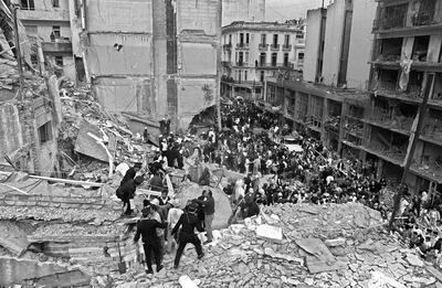Rescue workers search for survivors at the Argentinian Israelite Mutual Association in Buenos Aires on July 18, 1994. AFP