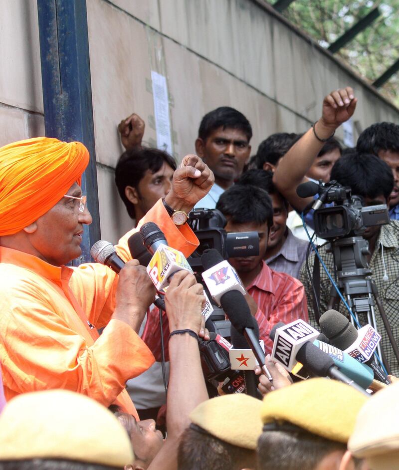 epa02870665 Indian scholar and social activist Swami Agnivesh (L) addresses the media representatives outside the Tihar prisons before meeting Indian social activist Anna Hazare (unseen) inside the Tihar prison where Anna is on his hunger strike in New Delhi, India on 18 August 2011. According to the media reports social activist Anna Hazare will continue his indefinite fast at the Ramlila ground from 19 August 2011, his close aide said . While civic authorities were busy preparing the venue, ambiguity continued over when the 74-year-old Gandhian will leave the Tihar jail.  EPA/ANINDITO MUKHERJEE *** Local Caption ***  02870665.jpg