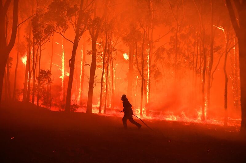epa08007630 RFS volunteers and NSW Fire and Rescue officers protect the Colo Heights Public School from being impacted by the Gospers Mountain fire near Colo Heights south west of Sydney, Australia, 19 November 2019.  EPA/DEAN LEWINS AUSTRALIA AND NEW ZEALAND OUT
