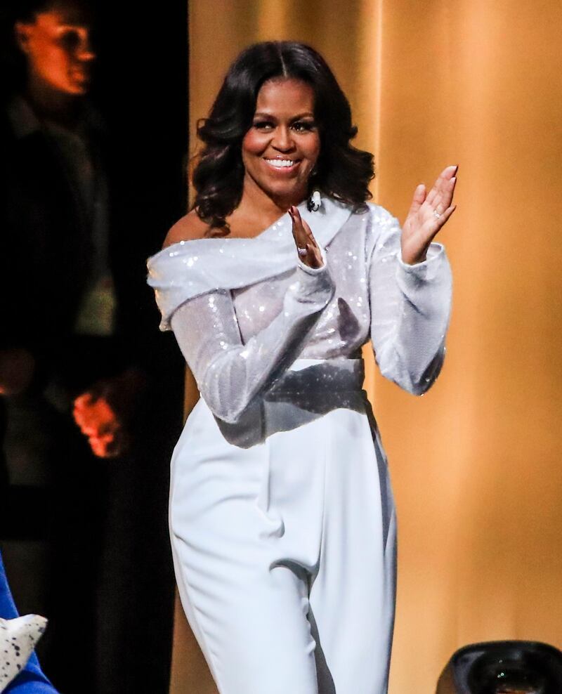 epa07163817 US Former First Lady Michelle Obama applauds as she walks on stage to be interviewed by Oprah Winfrey at the United Center in Chicago, Illinois, USA, 13 November 2018. Obama was kicking off her 10-city book tour for her book 'Becoming', an intimate conversation with Michelle Obama in her hometown.  EPA/TANNEN MAURY