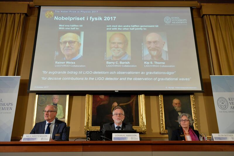 epa06241311 Goran K. Hansson (bottom, C), Secretary General of the Royal Swedish Academy of Sciences, announces the 2017 Nobel Prize winners in Physics Rainer Weiss, Barry C. Barrish and Kip S. Thorne (on screen above L-R) at the Royal Swedish Academy of Sciences in Stockholm, Sweden 03 October 2017. Others are not identified Swedish Academy members. The three US scientists were awarded 'for decisive contributions to the LIGO detector and the observation of gravitational waves'.  EPA/JESSICA GOW SWEDEN OUT