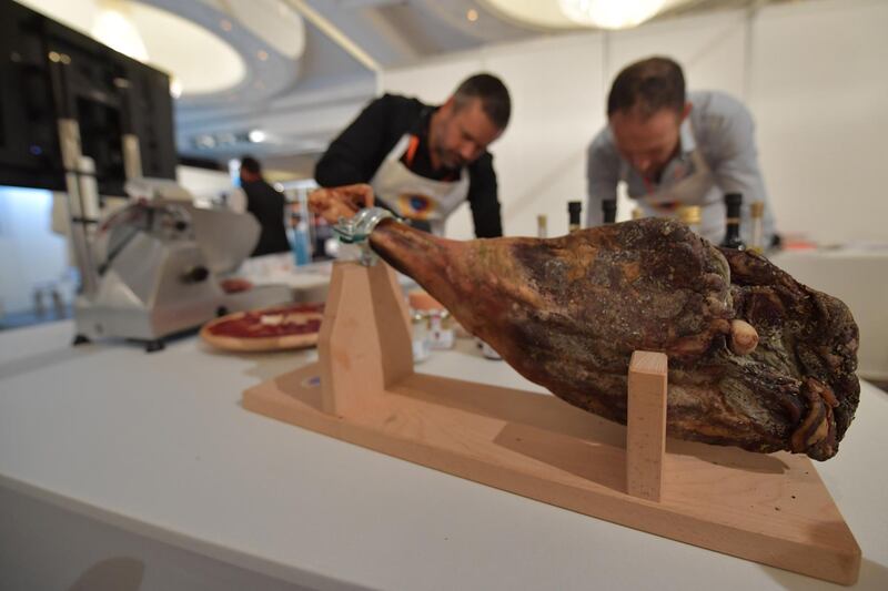 Exhibitors display lamb meat during the Halal Expo dedicated to the growing halal food industry on September 18, 2017, in the United Arab Emirate of Dubai. / AFP PHOTO / GIUSEPPE CACACE