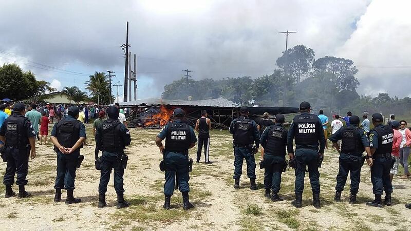 epa06957148 Police try to maintain control as Brazilian people demonstrate against the presence of Venezuelan immigrants in Pacaraima, Brazil, 18 August 2018.  A group of Brazilian people demonstrated against the Venezuelan immigrants in the border town of Pacaraima, burning their homes and goods, and trying to force them to the other side of the border.  EPA/GERALDO MAIA BEST QUALITY AVAILABLE