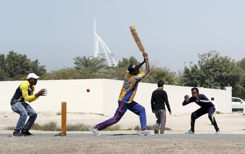 DUBAI , UNITED ARAB EMIRATES , MARCH 9  – 2018 :- People enjoying their holiday and playing street cricket in Al Sufouh area in Dubai. ( Pawan Singh / The National ) For Standalone