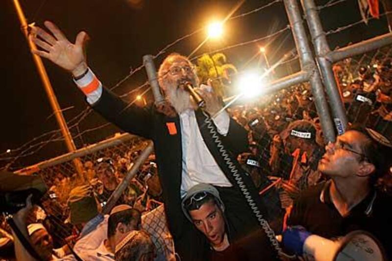 Shlomo Aviner, centre, shown during a rally in 2005, is among the rabbis who signed a decree commanding Jews not to rent homes to “gentiles”.