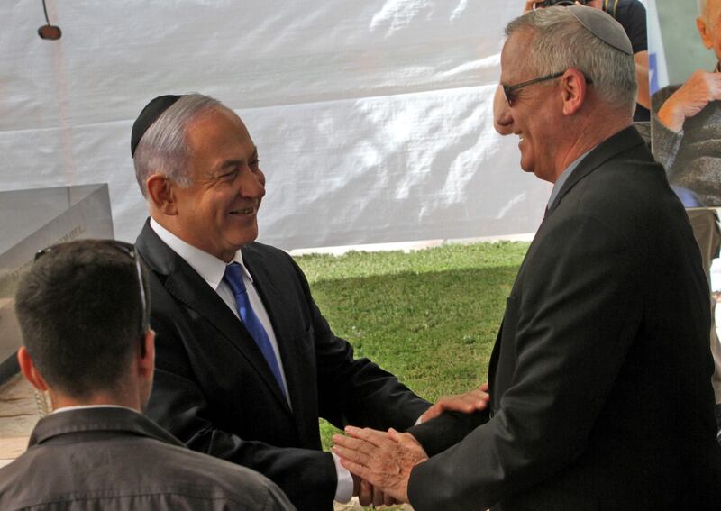 TOPSHOT - Israeli Prime Minister Benjamin Netanyahu (L) greets Benny Gantz, leader of Blue and White party, at a memorial ceremony for late Israeli president Shimon Peres, at Mount Herzl in Jerusalem on September 19, 2019. / AFP / GIL COHEN-MAGEN
