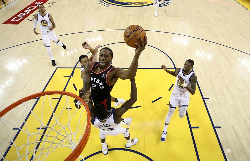 Toronto Raptors forward Kawhi Leonard, center, shoots against the Golden State Warriors during the first half of Game 3 of basketball's NBA Finals in Oakland, Calif., Wednesday, June 5, 2019. (AP Photo/Ezra Shaw, Pool)