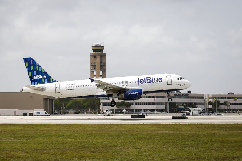 A JetBlue plane lands at Fort Lauderdale-Hollywood International Airport in Florida. Bloomberg