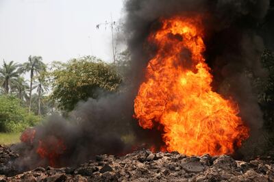 FILE PHOTO: Fire burns on the Shell Petroleum Development Company Trans Niger pipeline (TNP) at Mogho, Gokana, Rivers state, Nigeria January 5, 2017. REUTERS/Afolabi Sotunde/File Photo