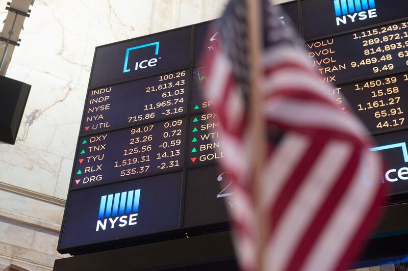 A video board display's the day's closing numbers after the closing bell of the Dow Industrial Average at the New York Stock Exchange on July 25, 2017 in New York.  / AFP PHOTO / Bryan R. Smith
