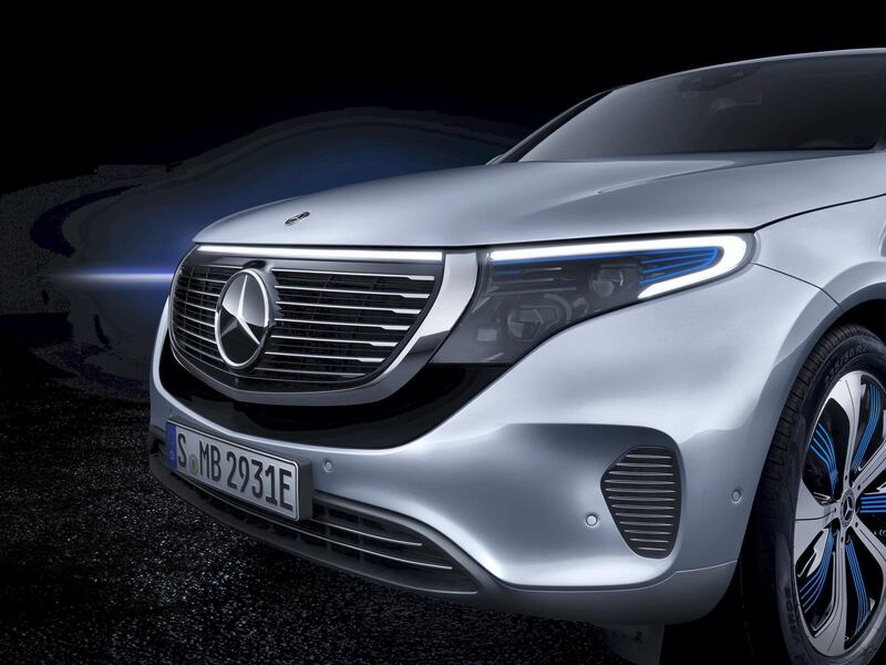 Mercedes-Benz EQC 400 4MATIC, (BR N293) / Hightechsilber / Interior: Electric Art / Der neue Mercedes-Benz EQC - der erste Mercedes-Benz der Produkt- und Technologiemarke EQ. Mit seinem nahtlosen klaren Design ist der EQC ein Vorreiter einer avantgardistischen Elektro-Ästhetik mit wegweisenden Designdetails und markentypischen Farbakzenten außen wie innen.;Stromverbrauch kombiniert: 22,2 kWh/100 km; CO2 Emissionen kombiniert: 0 g/km*, Angaben vorläufig

Mercedes-Benz EQC 400 4MATIC, (BR N293) / hightech silver / Interior: Electric Art / The new Mercedes-Benz EQC - the first Mercedes-Benz under the product and technology brand EQ. With its seamless, clear design, the EQC is a pioneer for an avant-garde electric look with trailblazing design details and colour highlights typical of the brand both inside and out.;combined power consumption: 22.2 kWh/100 km; combined CO2 emissions: 0 g/km*, provisional figures