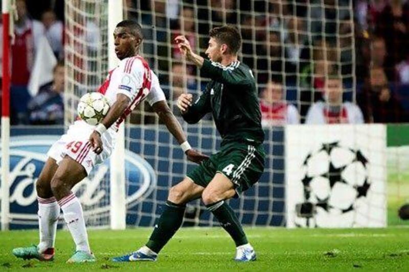 Real Madrid's Sergio Ramos (R) vies for the ball with Ajax Amsterdam's Ryan Babel during the UEFA Champions League Group D football match Ajax Amsterdam vs Real Madrid on October 3, 2012. AFP PHOTO/ ROBIN UTRECHT

 *** Local Caption *** 598839-01-08.jpg