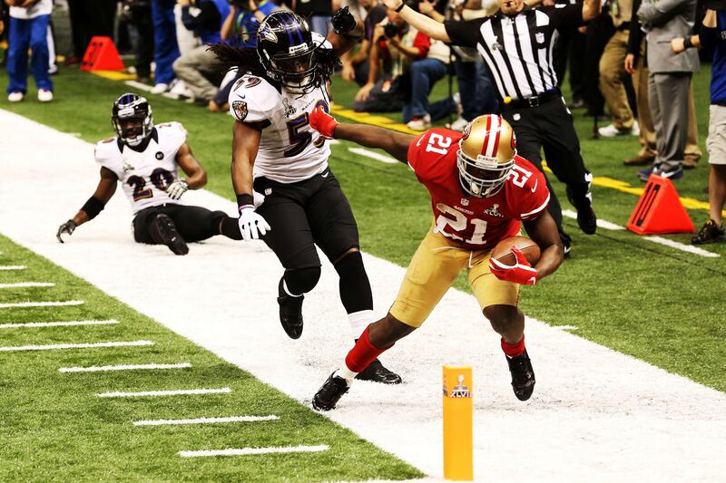 Frank Gore #21 of the San Francisco 49ers runs out of bounds in the fourth quarter against Dannell Ellerbe #59 of the Baltimore Ravens during Super Bowl XLVII at the Mercedes-Benz Superdome on February 3, 2013 in New Orleans, Louisiana.   Ronald Martinez/Getty Images/AFP== FOR NEWSPAPERS, INTERNET, TELCOS & TELEVISION USE ONLY ==
 *** Local Caption ***  407853-01-09.jpg