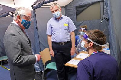 Britain's Prince Charles, Prince of Wales (R) meets with NHS staff involved in the vaccination programme during a visit to the Gloucestershire Vaccination Centre at Gloucestershire Royal Hospital on December 17, 2020 in Gloucester, central England / AFP / POOL / Chris Jackson
