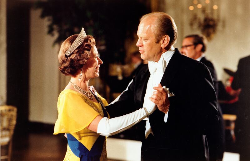 The queen dances with Ford at the White House in Washington. Photo: US National Archives / Ford Library