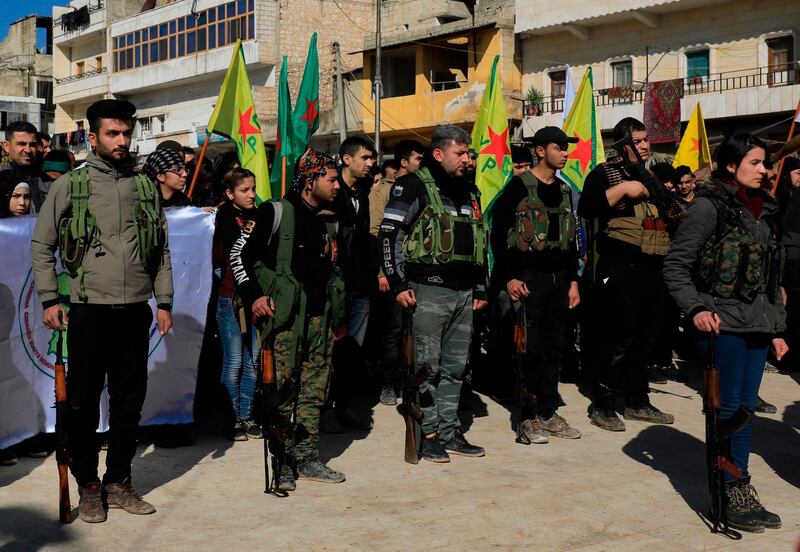 Syrian-Kurds attend an impromptu parade in Afrin as civilians enlist to fight an assault by Turkish troops and allied rebels on the Kurdish People's Protection Units (YPG) in Syria's border region on January 28, 2018.
Town officials called for a "mass mobilisation" of civilians to fight the Turkish forces who began their cross-border assault on the Afrin region on January 20.  / AFP PHOTO / DELIL SOULEIMAN