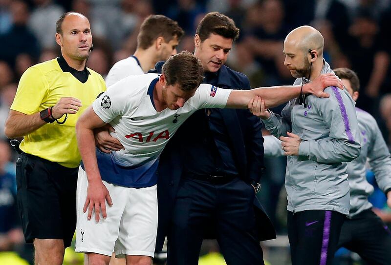 Tottenham manager Mauricio Pochettino, second right, helps defender Jan Vertonghen as he leaves the pitch injured. AFP