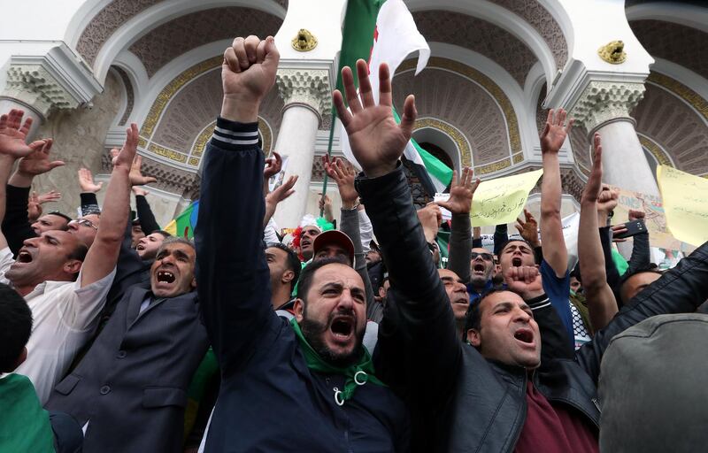 Algerians protest for the departure of the entire regime.