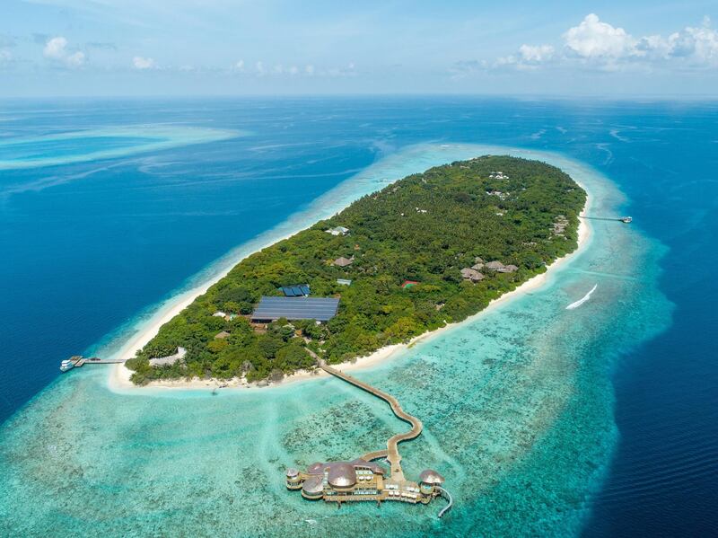 Today Soneva Fushi is home to 63 villas with private swimming pools, a spa, a diving centre, an outdoor “Cinema Paradiso”, an observatory and a number of restaurants: Out Of The Blue, Fresh In The Garden, So Hands On, Once Upon A Table, Mihiree Mithaa, Down Two Earth and, the newest, Shades Of Green.