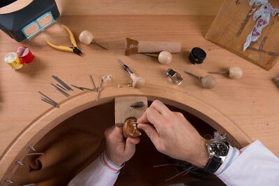 The jeweller's bench and tools. Courtesy L'Ecole