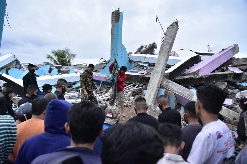 Rescuers search for survivors at the Mitra Manakarra hospital in Mamuju city. AFP2-magnitude earthquake rocked Indonesia's Sulawesi island. / AFP / Firdaus