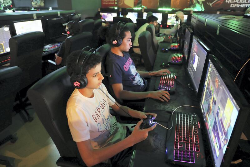 ABU DHABI , UNITED ARAB EMIRATES , JUNE 20 – 2018 :- Gamers playing video games at the Gee Gee Café in Abu Dhabi.  ( Pawan Singh / The National )  For News. Story by Anam Rizvi