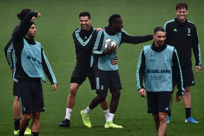 Juventus' Portuguese forward Cristiano Ronaldo (C-L) jokes with Juventus' French midfielder Blaise Matuidi (C-R) and teammates during a training session on October 21, 2019 at the Juventus Continassa Training Center in Turin, on the eve of Juventus' UEFA Champions League stage Group D match against Lokomotiv Moscow. / AFP / Marco Bertorello
