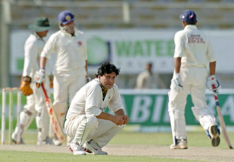 Former Pakistani cricketer Abdul Qadir (C) watches the ball as Indian batsman Sameer Dighe (R) and Nayan Mongia (2L) run between the wickets during the first One Day match of a four match series between Pakistan and India Senior cricket teams in Karachi, 23 April 2006. India beat Pakistan by three wickets. AFP PHOTO/Asif HASSAN (Photo by ASIF HASSAN / AFP)